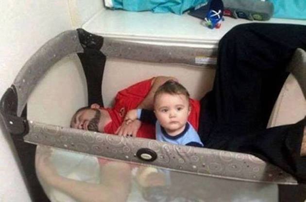 كاتێك منداڵان لای باوكیان جێده‌هێڵرێن